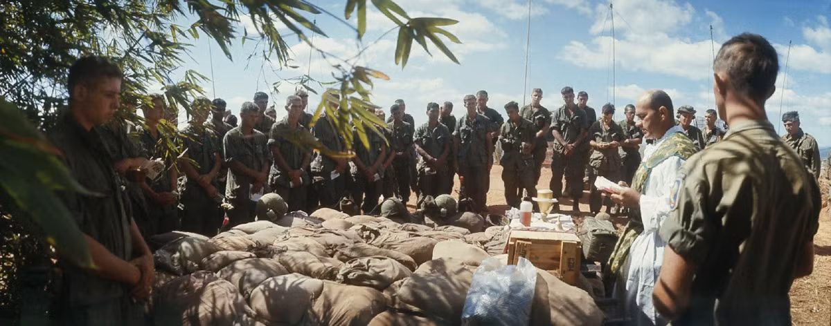 Binh lính Mỹ cầu nguyện trước khi thực hiện chiến dịch đi càn quét. Nguồn ảnh: Flickr.