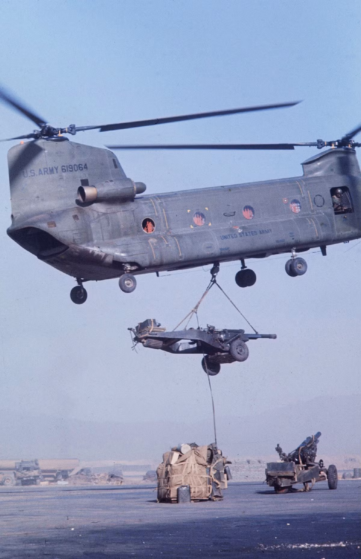 Trực thăng CH-47 Chinook không vận pháo lên tận trận địa. Nguồn ảnh: Flickr.