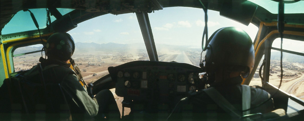 Do có địa hình chia cắt khá mạnh và hệ thống giao thông kém thông suốt cùng với đó là mùa mưa liên tục nhiều tháng trời, các căn cứ quân sự của Mỹ ở đây phần lớn được tiếp tế bằng máy bay trực thăng. Nguồn ảnh: Flickr.