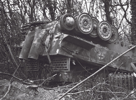 Mặc dù vậy, binh lính Liên Xô có phần không ưa gì loại xe tăng này và ít sử dụng nó trong đội hình chiến đấu của mình. Thêm vào đó, do được đánh giá là hỏa lực mạnh cần được ưu tiên tiêu diệt gấp trên chiến trường, không mấy chiếc Tiger còn đủ lành lặn để tiếp tục được sử dụng sau khi cuộc giao tranh giữa hai bên kết thúc. Nguồn ảnh: WW2.