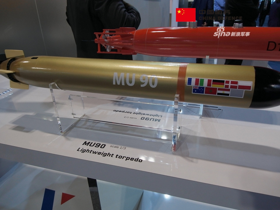 Nổi bật nhất trong đó la floaij ngư lôi MU90, đây là loại ngư lôi hạng nhẹ, chuyên chống tàu ngầm, có trọng lượng 304 kg, dài 2,85 mét và có đường kính 323mm. Loại ngư lôi này có khả năng hoạt động ở tầm bắn xa tới 23 km, sâu tối đa 1000 mét và có tốc độ lớn nhất là 50 hải lý (tương đương 93 km/h. Nguồn ảnh: Sina.