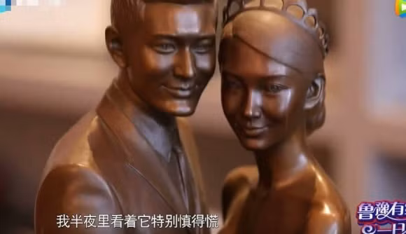 Bức tượng của Huỳnh Hiểu Minh và bà xã Angelababy được đặt trên bàn làm việc.