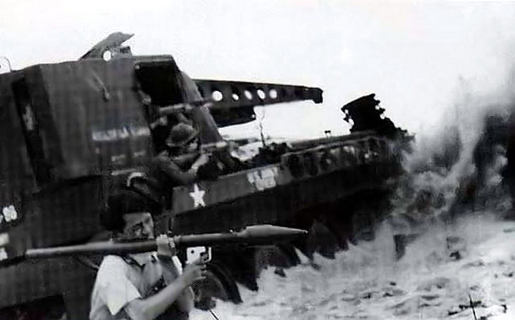 Do chiến sự ở khu vực này diễn ra cực kỳ ác liệt nên lực lượng du kích được trang bị đầy đủ cả những loại hỏa lực bộ binh uy lực nhất như súng chống tăng B-40. Nguồn ảnh: Flickr.