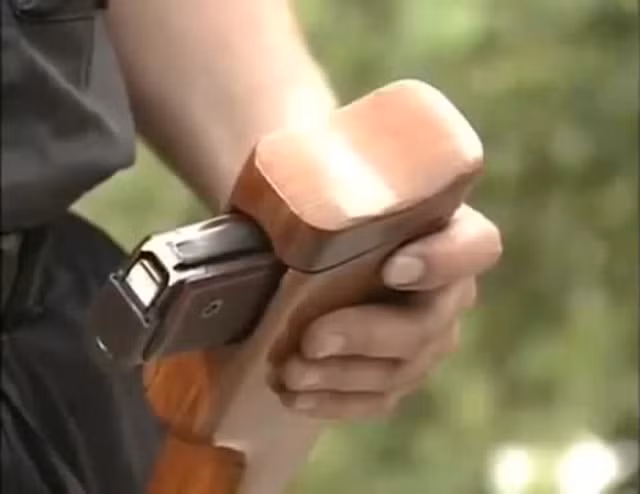 Hiện tại, khẩu súng này đang được sử dụng trong biên chế chính thức của các lực lượng an ninh khoảng 10 nước trên thế giới. Nhiều tài liệu thậm chí còn cho rằng, khẩu súng này từng suất hiện trong chiến tranh Việt Nam và từng nằm trong biên chế chính thức của Quân đội ta. Nguồn ảnh: Tube.