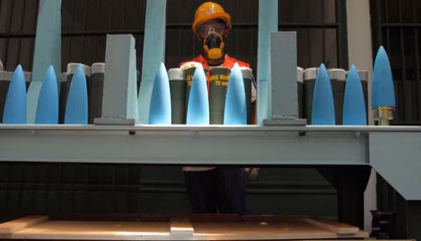 Trong quá khứ, Indonesia cũng đã vượt qua 43 nhà thầu quân sự trên khắp thế giới để giành được quyền cung cấp đầu đạn khói cỡ 70mm cho quân đội Chile. Hợp đồng này thậm chí còn có rất nhiều điều khoản mở để phía Chile có thể nhập khẩu thêm các loại đạn pháo này trong tương lai từ Indonesia. Nguồn ảnh: Pakistanpk.