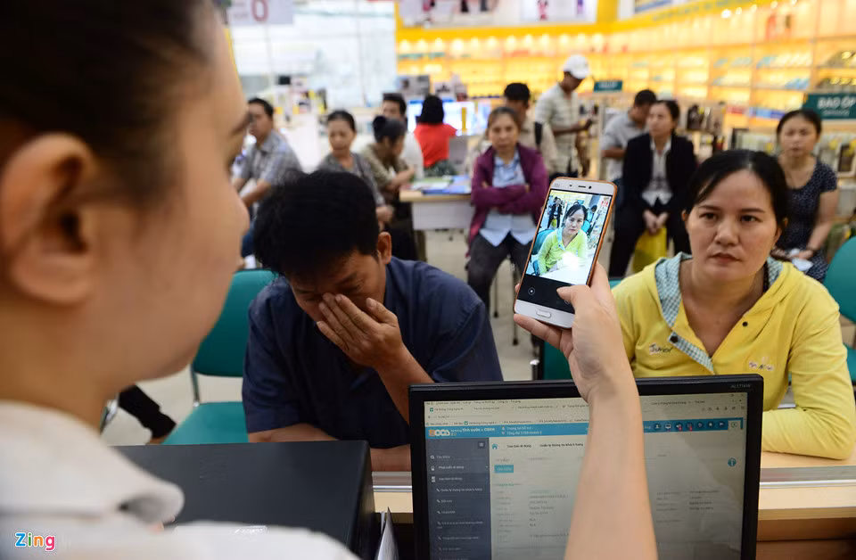 Theo Nghị định 49/2017, sau ngày 24/4, những thuê bao di động đều phải có đầy đủ thông tin cá nhân và hình chân dung của cá nhân, nếu không chính xác sẽ bị chặn một chiều. Đây là lý do khiến lượng khách hàng đến các điểm giao dịch của nhà mạng để đăng ký tăng vọt.