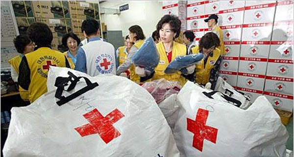 Nhiều nước đã tham gia cứu trợ các nạn nhân và giúp Triều Tiên khắc phục hậu quả vụ nổ. (Ảnh: Chosun Ilbo)