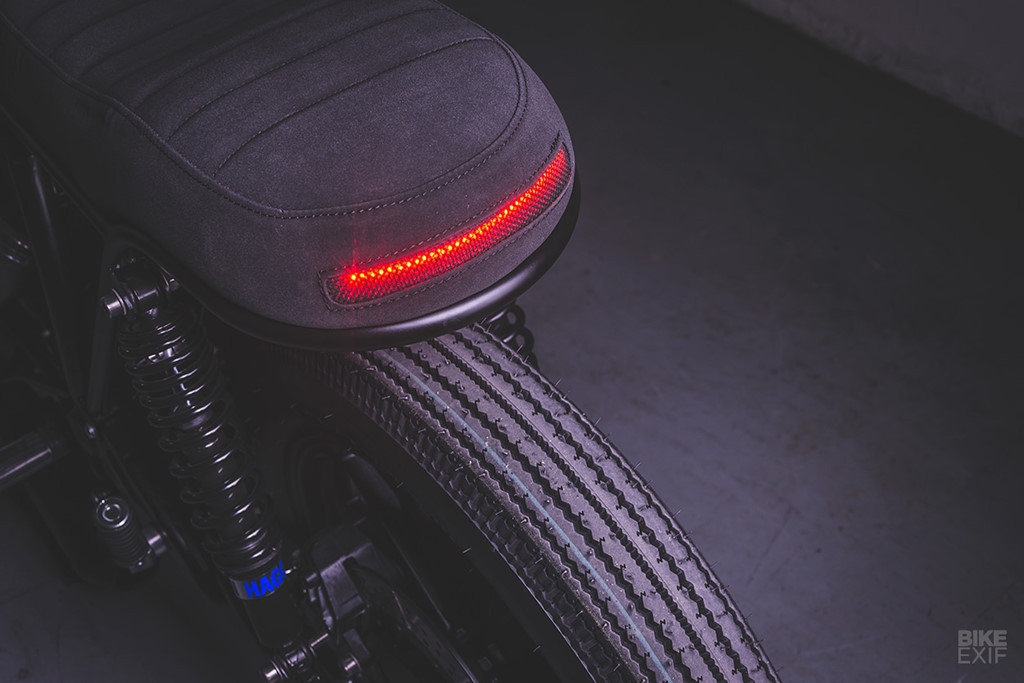 Adrian tạo dáng ngồi chồm bằng việc giảm 2 inch ở phuộc trước trong khi phía sau sử dụng phụ tùng từ Hagon. Bình xăng nguyên bản nhưng phần khung phụ và yên được làm mới hoàn toàn.