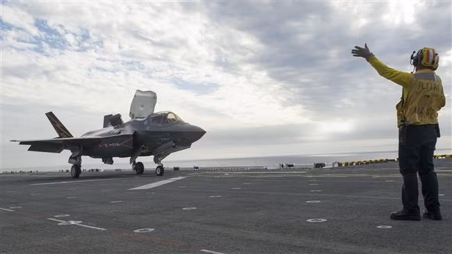 Thủy quân Lục chiến Mỹ sở hữu tổng cộng 9 tàu đổ bộ tấn công, việc trang bị các chiến đấu cơ F-35B lên các tàu đổ bộ tấn công này sẽ có tác dụng trang bị hỏa lực đường không như một tàu sân bay chính hiệu cho các tàu đổ bộ tấn công, tăng cường đáng kể sức mạnh của Thủy quân Lục chiến Mỹ. Nguồn ảnh: F-35B.