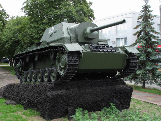 Pháo tự hành Su-76i của Hồng quân Liên Xô có kíp chiến đấu tiêu chuẩn 4 người, sử dụng động cơ 296 mã lực nguyên bản, di chuyển được với tốc độ tối đa 40 km/h, tầm hoạt động tối đa 165 km. Nguồn ảnh: Wiki.