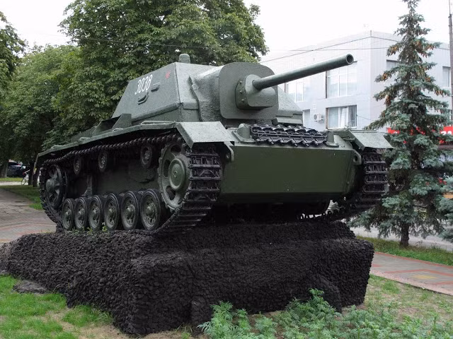 Pháo tự hành Su-76i của Hồng quân Liên Xô có kíp chiến đấu tiêu chuẩn 4 người, sử dụng động cơ 296 mã lực nguyên bản, di chuyển được với tốc độ tối đa 40 km/h, tầm hoạt động tối đa 165 km. Nguồn ảnh: Wiki.