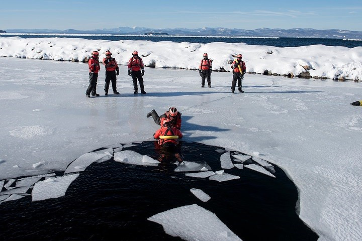Đội cứu hộ trên băng của tuần duyên Mỹ huấn luyện.