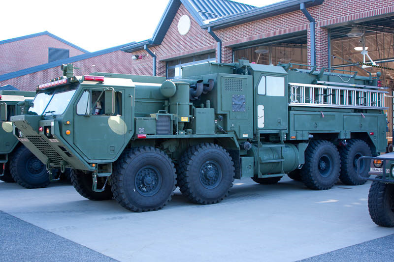 2. Xe cứu hỏa Otis TFFT: Otis TFFT được mô tả giống một chiếc xe tăng hơn xe chữa cháy. Nó sở hữu hai hệ thống phun nước riêng biệt, có thể dập lửa theo các hướng khác nhau. Thậm chí, các vòi của Otis TFFT có khả năng phun hai loại dung dịch chữa cháy khác nhau để tăng hiệu quả dập lửa. Với khả năng mang gần 4.000 lít dung dịch cứu hỏa, dù thân xe nặng nề, Otis TFFT vẫn có thể di chuyển với vận tốc 100 km/h. Các bánh lớn giúp Otis TFFT di chuyển tốt ở những vũng lầy sâu tới 1,2 m.