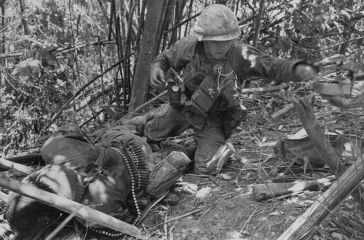 Dù có lực lượng đông hơn, hỏa lực áp đảo hơn nhưng do phía Mỹ ở thế tấn công, lại phải đánh ngược từ dưới chân đồi lên nên đã vấp phải sự kháng cự rất mạnh của Quân Giải phóng. Cái tên "đồi thịt băm" cũng đã khắc họa được phần nào sự ác liệt và chết chóc mà Mỹ phải gánh chịu khi có chiếm cao điểm này. Nguồn ảnh: Flickr.