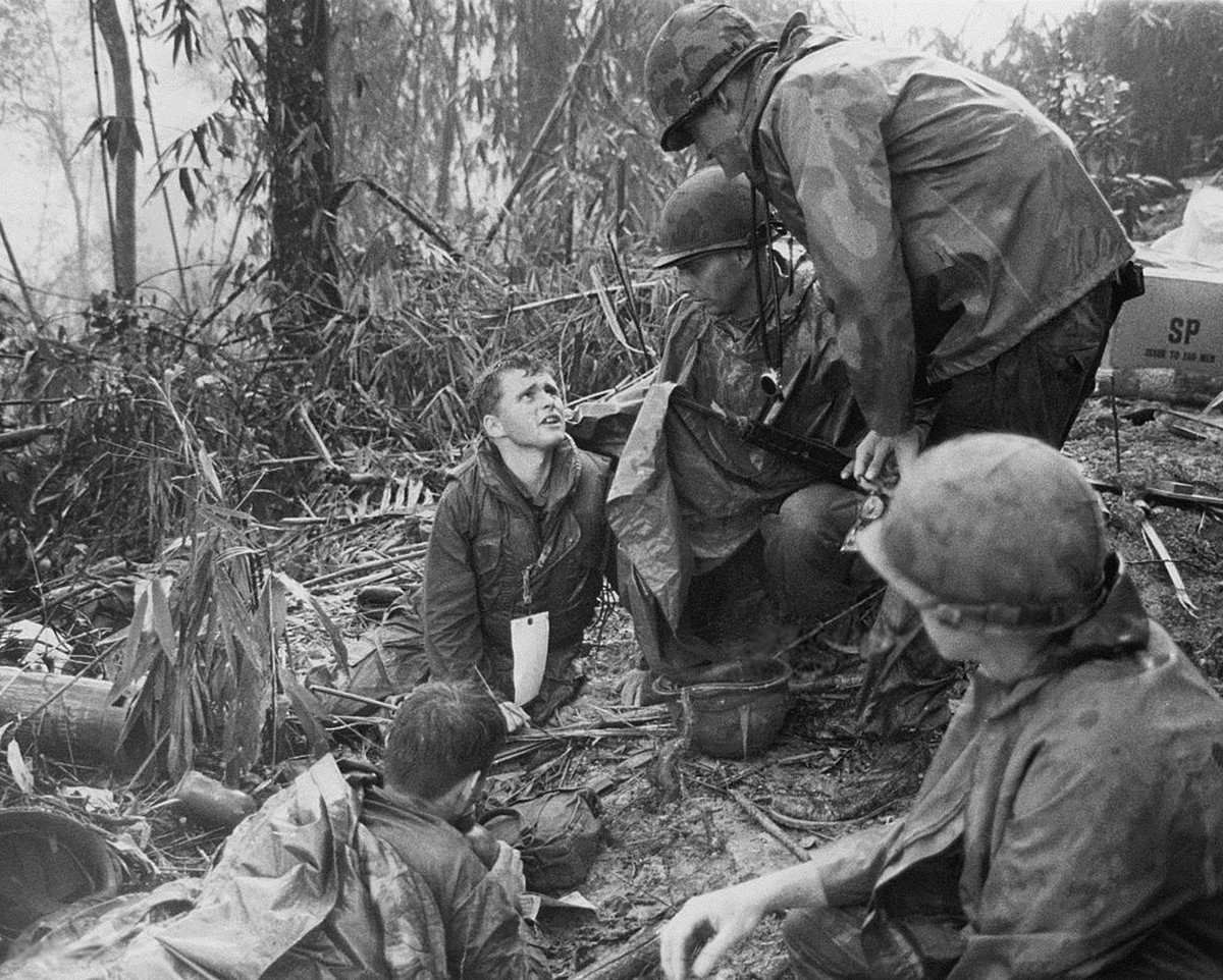 Tuy là một chiến dịch do Mỹ mở ra, tuy nhiên trận mở màn lại là do phía ta nổ súng trước. Cụ thể, 10:15 phút sáng ngày 10/5/1969, phía ta đã chủ động nổ súng tiến quân đánh Tiểu đoàn dù số 3 của Mỹ trên các cao điểm 400 và 500 cách đông bắc núi A Bia khoảng 2 km. Nguồn ảnh: Flickr.