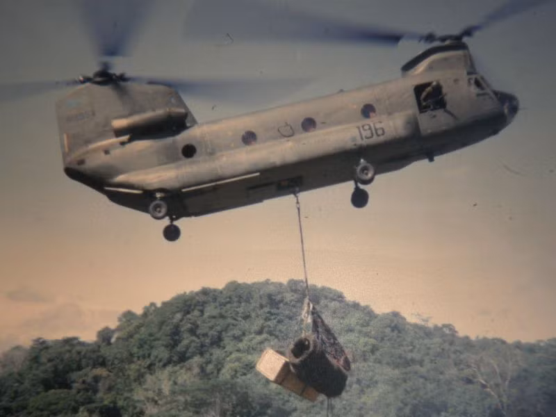 Chính vì vậy, để đảm bảo hậu cần tiếp tế tốt cho các chiến dịch hành quân diễn ra ở đây, tốt nhất là sử dụng lực lượng trực thăng vận tải. Ngoài ra, loại trực thăng này cũng có khả năng đưa một số lượng lớn binh lính xuống bãi đổ bộ trong thời gian ngắn nhất, giúp phía Mỹ có thể triển khai quân tràn ngập trận địa một cách nhanh chóng. Nguồn ảnh: Flickr.
