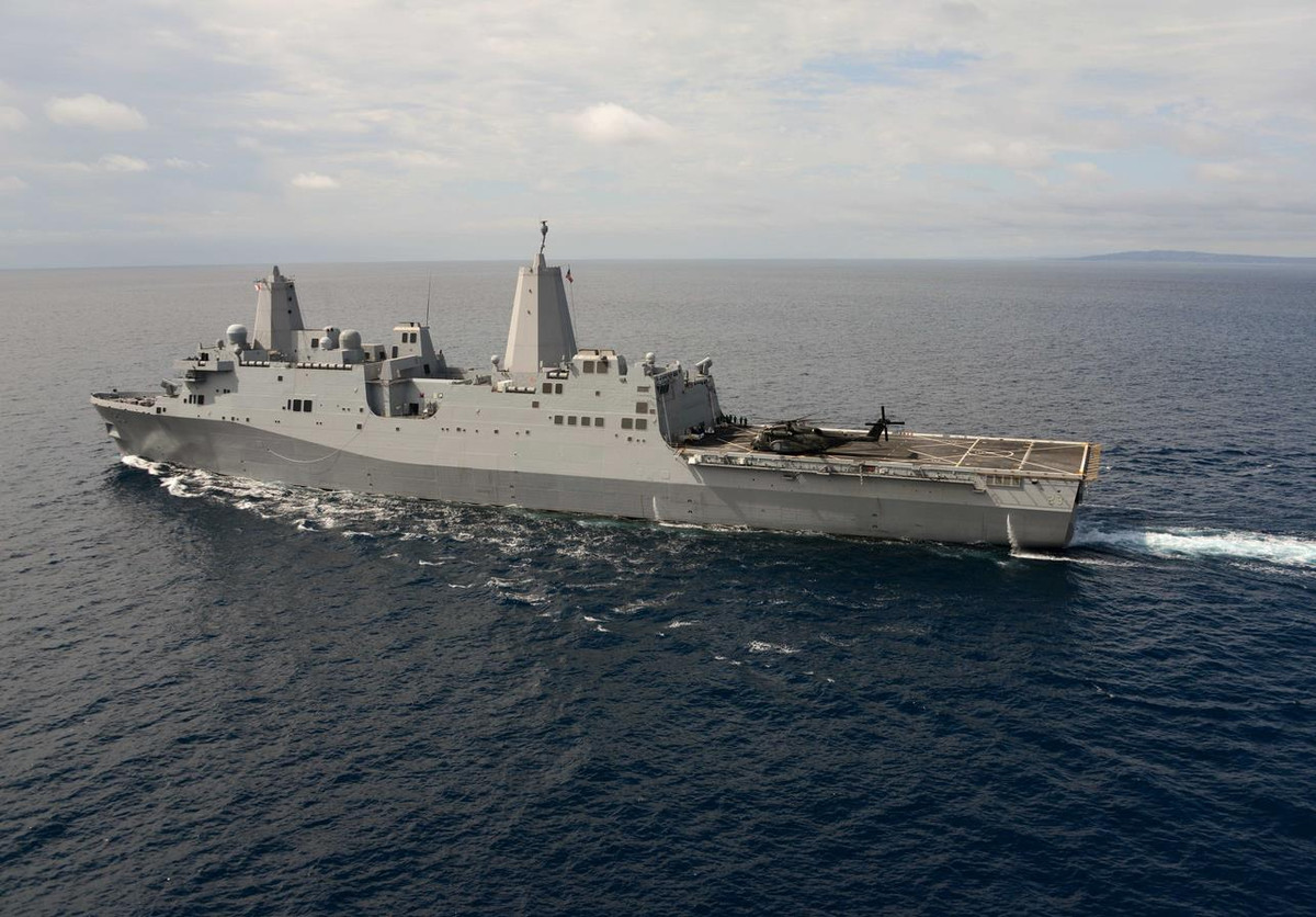 Tàu được trang bị vũ khí khá đơn giản, bao gồm 2 khẩu Bushmaster II 30mm để tự vệ tầm gần, kèm theo đó là 2 dàn tên lửa RIM-116 và hệ thống vũ khí laser (thử nghiệm). Nguồn ảnh: Military.