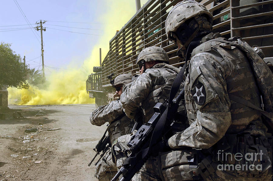 Sử dụng khói màu để che mắt địch trong khi bộ binh tiến công dưới sự yểm trợ của thiết giáp. Nguồn ảnh: Fineart.