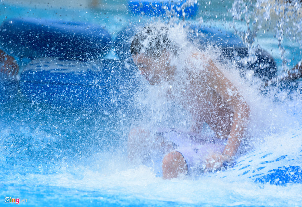 Ở sông lười, người chơi ngồi lên phao thả trôi, nhưng khi qua hang đá, một dòng thác bất ngờ đổ xuống tạo cảm giác mạnh.