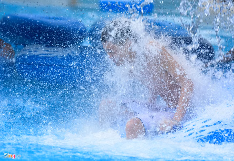 Ở sông lười, người chơi ngồi lên phao thả trôi, nhưng khi qua hang đá, một dòng thác bất ngờ đổ xuống tạo cảm giác mạnh.