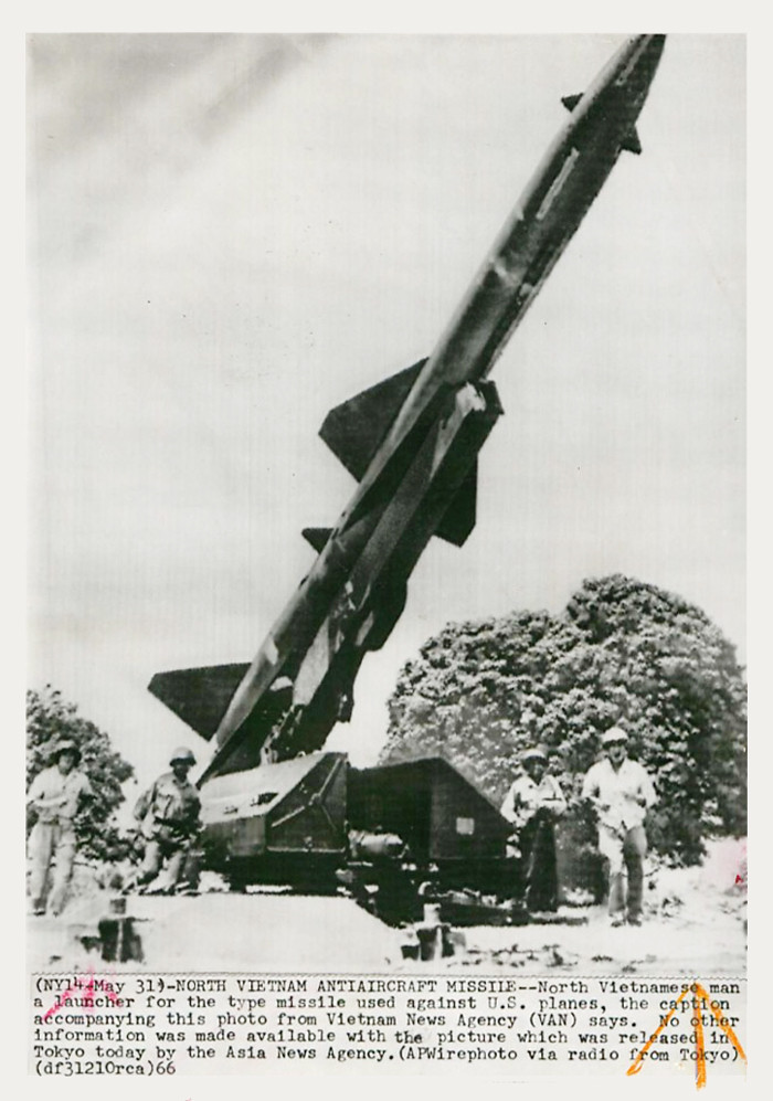 Tên lửa SAM 2 là cái tên NATO đặt cho loại tên lửa phòng không S-75 Dvina do Liên Xô chế tạo và viện trợ cho các nước Xã hội Chủ nghĩa trong đó có cả Việt Nam thời Chiến tranh Chống Mỹ cứu nước. Loại tên lửa này có tầm bắn tối đa lên tới 25.000 mét. Nguồn ảnh: Flickr.