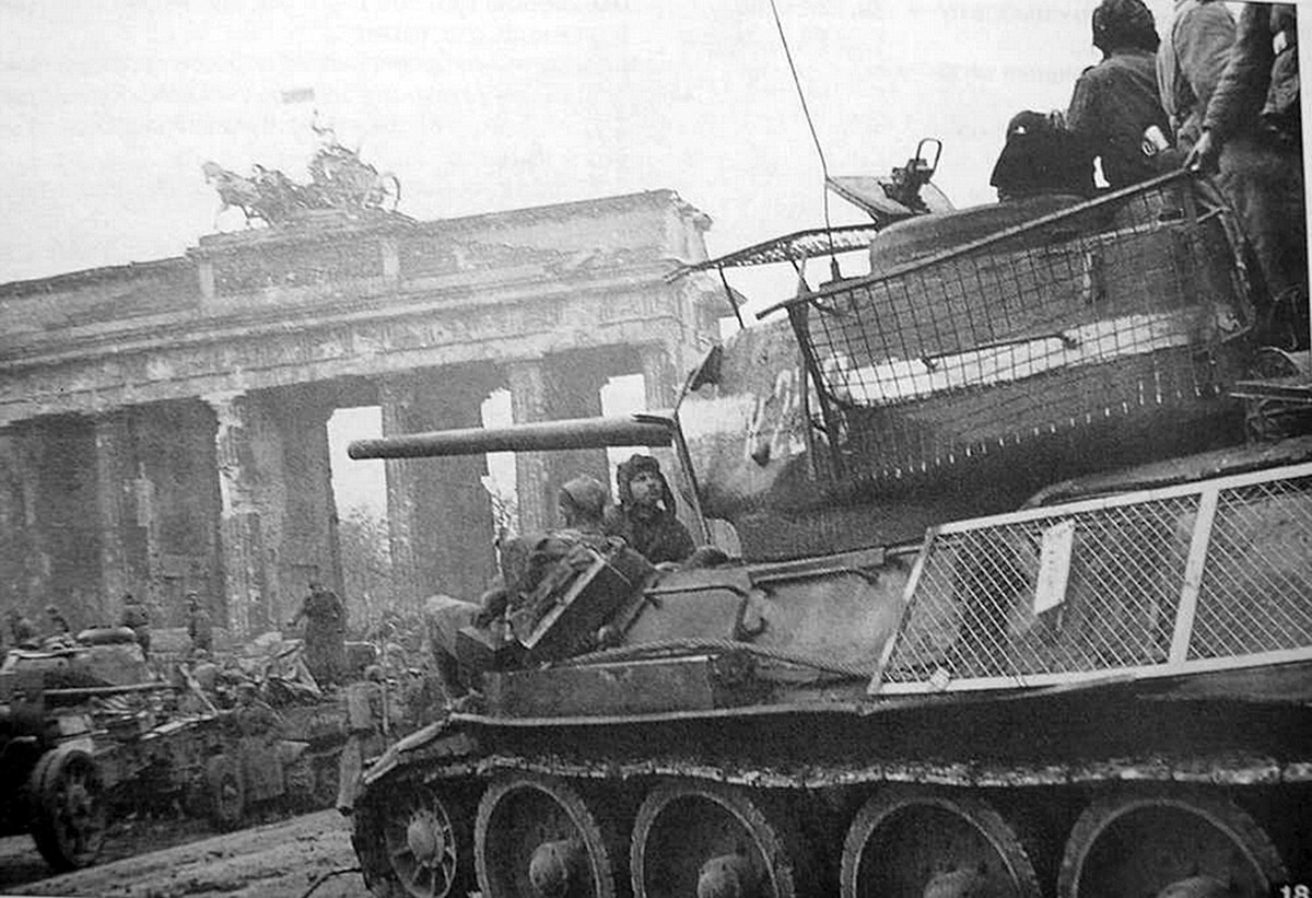 Thiết kế đơn giản của T-34 có thể được thể hiện qua việc phần lớn các nhà máy lắp ráp loại xe tăng này đều được cải tiến từ những nhà máy... lắp ráp máy cày từ trước chiến tranh. Nguồn ảnh: WWII.