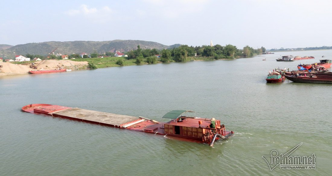 Chính quyền xã và huyện Hưng Nguyên không thể làm gì với nạn cát tặc nghi ngờ có bảo kê Chính quyền xã và huyện Hưng Nguyên không thể làm gì với nạn cát tặc nghi ngờ có bảo kê
