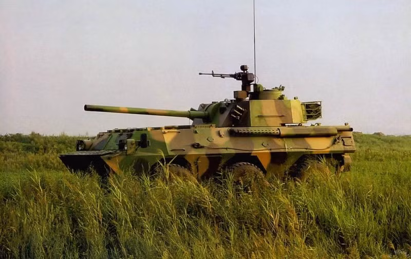 Ngoài ra, xe còn được trang bị 1 khẩu súng máy hạng nặng đặt trên nóc xe với cỡ nòng 12,7x108mm. Đây là khẩu QJC-88 cũng do Trung Quốc tự sản xuất. Nguồn ảnh: Fineart.