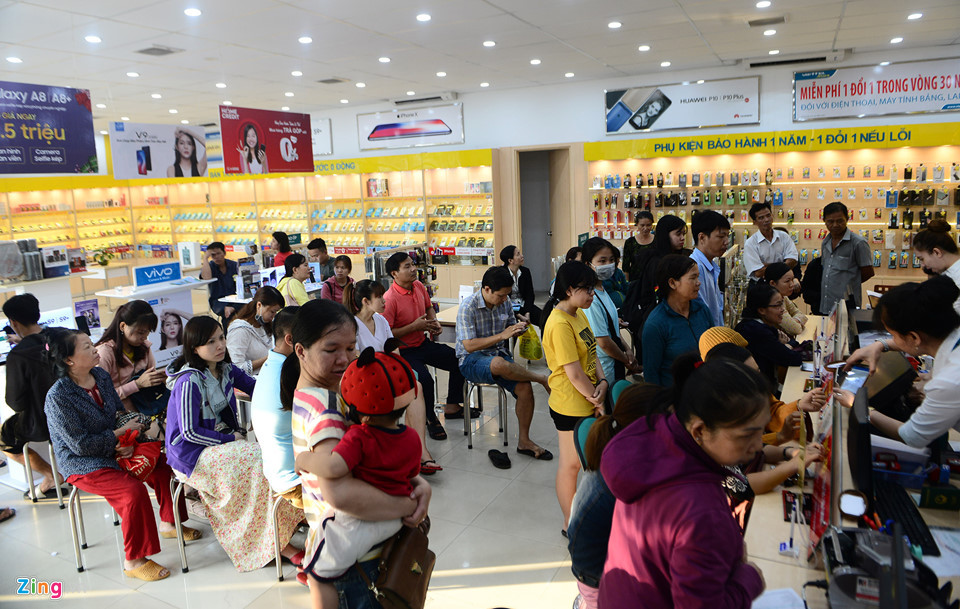 Đại diện một số cửa hàng của nhà mạng cho biết thời điểm nào trong giờ giao dịch cũng có vài chục người tới đăng ký thông tin cá nhân. 