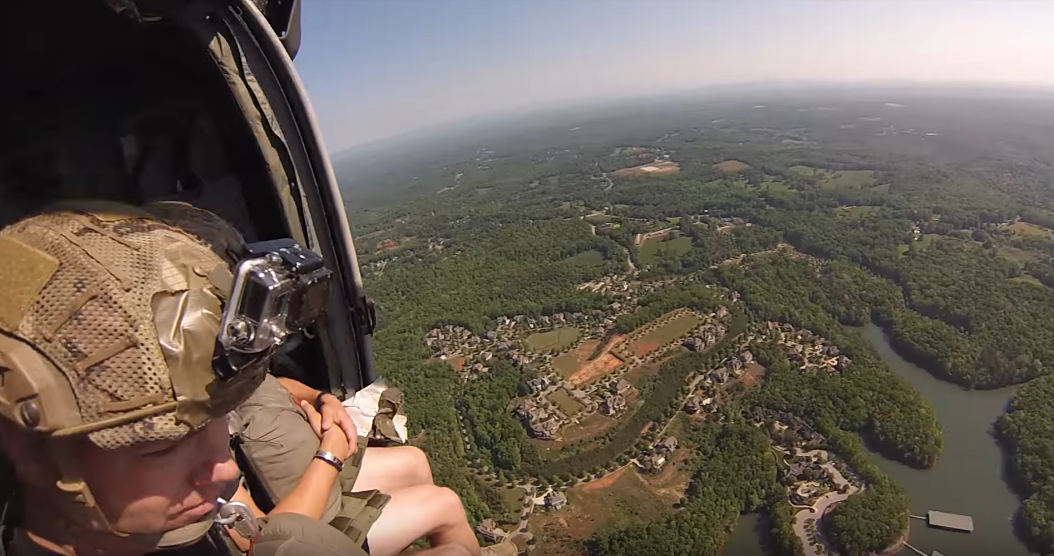 Họ sẽ nhảy từ độ cao khoảng 400 mét xuống hồ Lanier, tại thành phố Georgia - nơi có căn cứ lính đặc nhiệm Ranger đóng quân. Nguồn ảnh: Berner.
