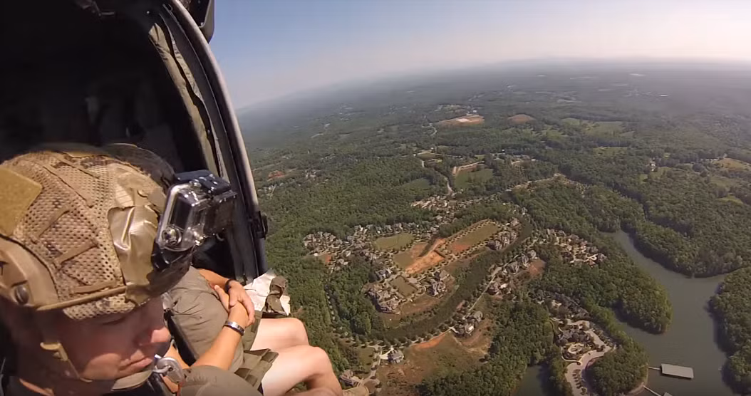 Họ sẽ nhảy từ độ cao khoảng 400 mét xuống hồ Lanier, tại thành phố Georgia - nơi có căn cứ lính đặc nhiệm Ranger đóng quân. Nguồn ảnh: Berner.