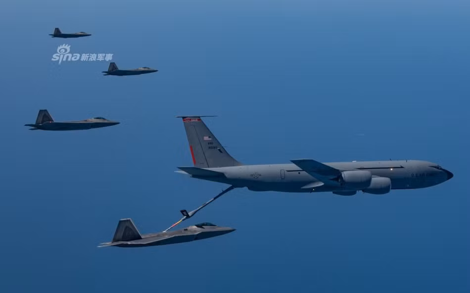 Vị trí đặt vòi nhận nhiên liệu của chiến đấu cơ F-22 Raptor được đặt ở phía trên lưng thay vì ở hai bên khoang lái của phi công như nhiều loại chiến đấu cơ khác của Mỹ và Nga hiện tại. Nguồn ảnh: Sina.