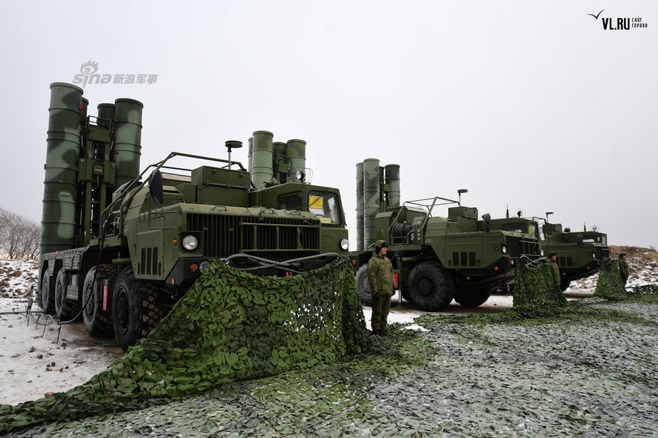 Theo các chuyên gia quân sự, S-400 hoàn toàn có khả năng "vít cổ" những loại phi cơ chiến đấu tối tân nhất của Mỹ hiện nay như F-22 Raptor hoặc B-2 hay thậm chí là tên lửa hành trình Tomahawk hiện đại nhất của Mỹ ngày nay. Nguồn ảnh: Vlru.