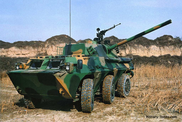 Theo đó pháo cối tự hành PLL-05 của Trung Quốc, ngay từ khi mới xuất hiện đã được xem là loại vũ khí "con lai" giữa công nghệ Trung Quốc và Nga, khi nó sở hữu thiết kế tương tự mẫu pháo cối tự hành 2S23 "Nona-SVK" do Nga sản xuất. Cụ thể, phần tháp pháo của PLL-05 hoàn toàn tương tự như của 2S23, cùng với đó là việc sử dụng khung gầm bánh lốp làm nền tảng chính. Nguồn ảnh: Military.