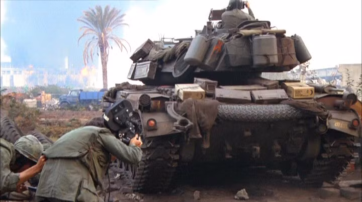 Đây là một chiến thuật hết sức sai lầm vì nó đánh mất hoàn toàn lợi thế cơ động của loại xe tăng hạng nhẹ này. Chính vì vậy nó sẽ trở thành mồi ngon cho các thiết giáp của ta. Thậm chí, kể từ khi loại tên lửa chống tăng có điều khiển AT-3 Sagger được ta đưa vào sử dụng, những chiếc xe tăng Mỹ gần như không còn dám "ló mặt" ra chiến trường. Nguồn ảnh: Tube.