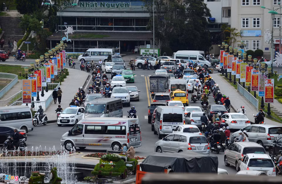 Ghi nhận tại khu vực trung tâm Đà Lạt, vào ban ngày, khu vực này thông thoáng, người dân tập trung vui chơi ở các quầy, quán nước. Buổi trưa khu Hồ Xuân Hương (đoạn Trần Quốc Toản) phương tiện ùn ứ nhẹ, nhiệt độ khoảng 18 độ C thích hợp để mọi người nghỉ mát.