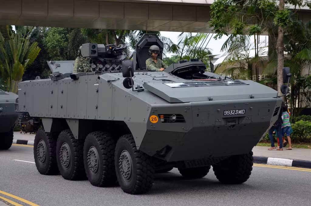 Loại xe bọc thép này có thể chứa được tới 13 binh lính với đầy đủ trang bị vũ khí, kèm theo đó là khả năng thích nghi với nhiều điều kiện chiến đấu khác nhau. Nguồn ảnh: Singaporenews.