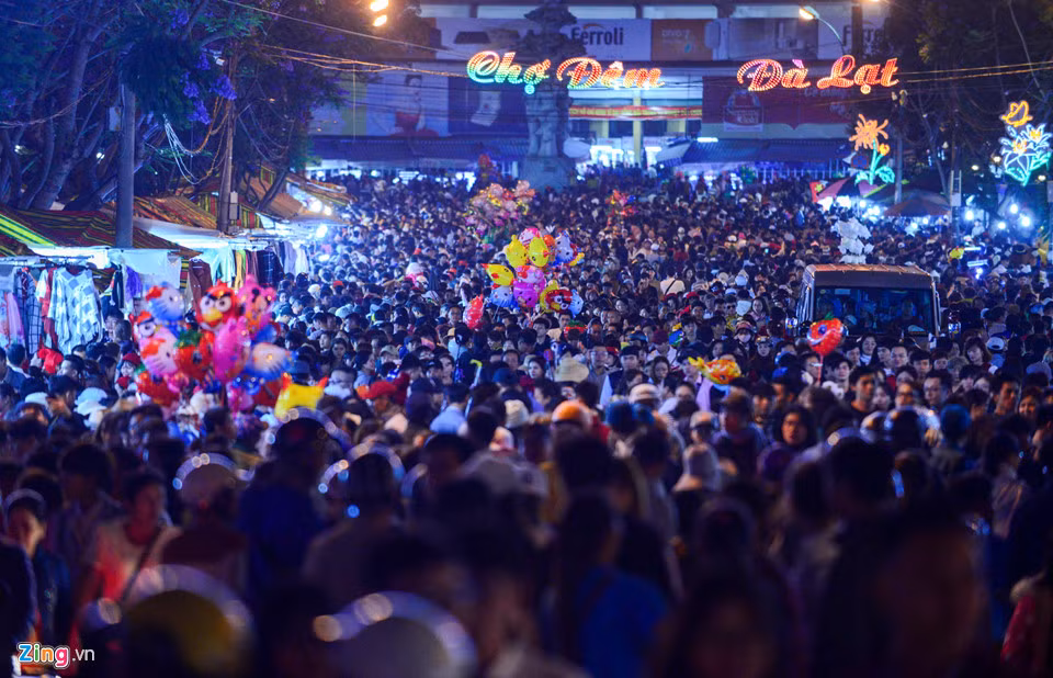 Tối 29/4, du khách ồ ạt đổ về khu trung tâm chợ đêm Đà Lạt (TP Đà Lạt, Lâm Đồng) vui chơi, ăn uống, mua sắm... Từ 18h, người người dồn về tản bộ từ Hồ Xuân Hương đến khu chợ Đêm Đà Lạt. Nhiều người chọn Đà Lạt là nơi nghỉ mát dịp lễ 30/4-1/5 làm nơi đây rơi vào tình trạng quá tải.