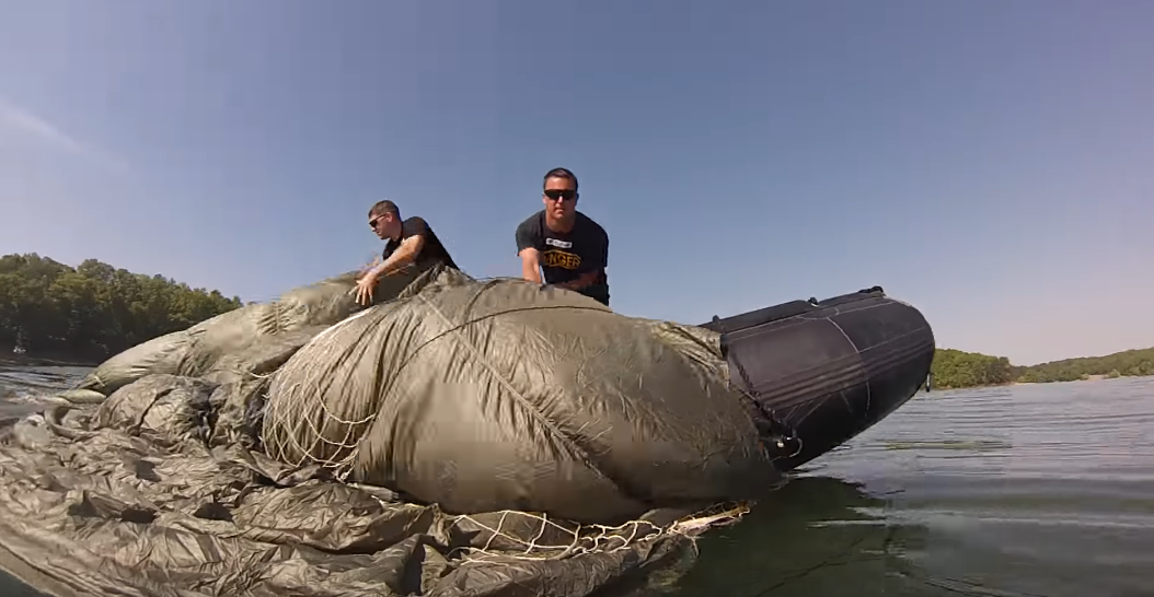 Sau khi tiếp nước, người lính dù phải nhanh chóng thoát ra khỏi chính cái dù của mình nếu không muốn bị chính chiếc dù này dìm xuống nước. Nguồn ảnh: Berner.