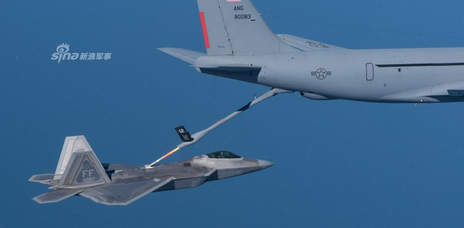 Sau khi vào vị trí tiếp cận, nhân viên tiếp liệu trên máy bay KC-135 sẽ sử dụng cần điều khiển của mình để điều khiển vòi bơm vào đúng vị trí vòi nhận trên lưng chiếc chiến đấu cơ F-22. Nhiệm vụ của chiến đấu cơ F-22 lúc này là giữ nguyên vị trí. Nguồn ảnh: Sina.