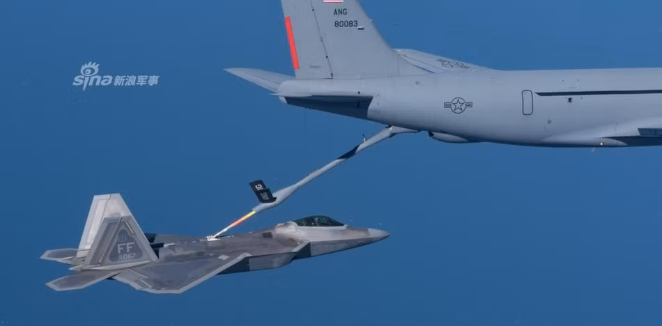 Sau khi vào vị trí tiếp cận, nhân viên tiếp liệu trên máy bay KC-135 sẽ sử dụng cần điều khiển của mình để điều khiển vòi bơm vào đúng vị trí vòi nhận trên lưng chiếc chiến đấu cơ F-22. Nhiệm vụ của chiến đấu cơ F-22 lúc này là giữ nguyên vị trí. Nguồn ảnh: Sina.