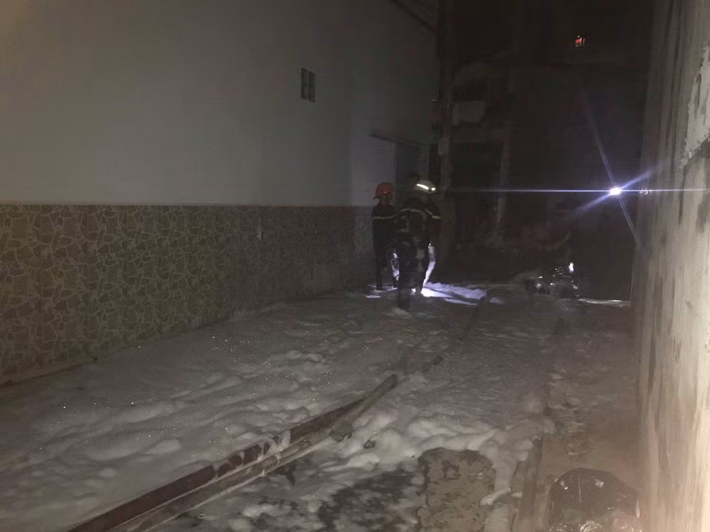 Cháy lớn xưởng sản xuất trái cây nhựa, cảnh sát phải dùng hóa chất để khống chế ngọn lửa.