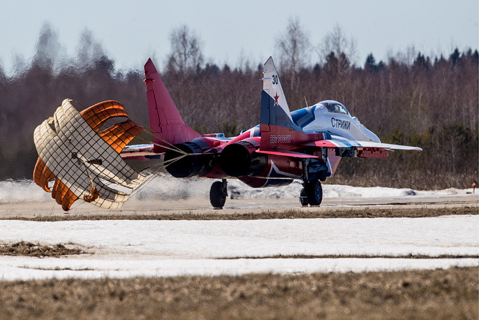 MiG-29 của đội bay trình diễn Strizhi (Chim Yến) mở dù hãm tốc độ sau khi hạ cánh kết thúc bài bay biểu diễn của mình. Nguồn ảnh: TASS.