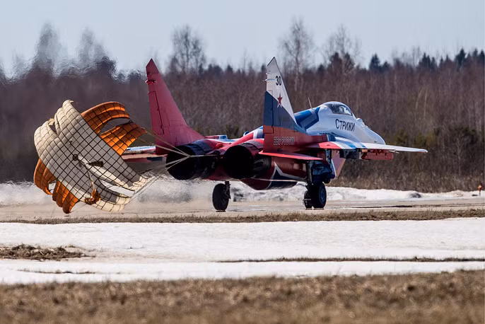 MiG-29 của đội bay trình diễn Strizhi (Chim Yến) mở dù hãm tốc độ sau khi hạ cánh kết thúc bài bay biểu diễn của mình. Nguồn ảnh: TASS.