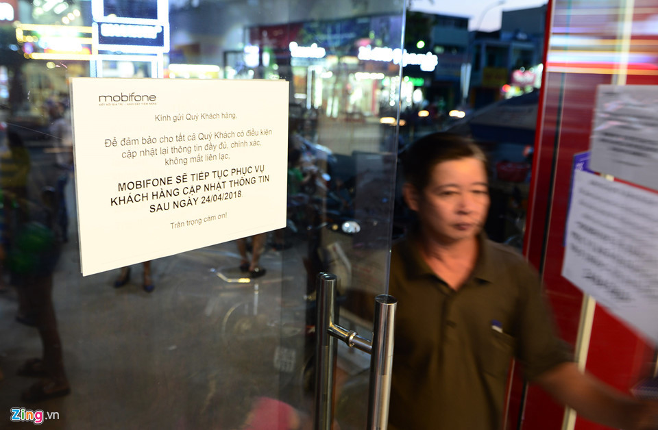Hiện MobiFone đã có thông báo tiếp tục kéo dài thời gian đăng ký đến sau ngày 24/4 khắp điểm giao dịch. Vào buổi tối, bên ngoài một cửa hàng, các bảo vệ liên tục thông báo cho khách lùi lại thời gian vì bên trong đang quá đông, nhưng nhiều khách vẫn tiếp tục vào để bổ sung thông tin và hình cá nhân.