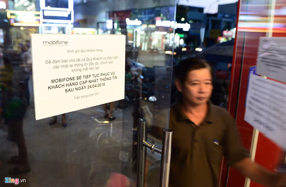 Hiện MobiFone đã có thông báo tiếp tục kéo dài thời gian đăng ký đến sau ngày 24/4 khắp điểm giao dịch. Vào buổi tối, bên ngoài một cửa hàng, các bảo vệ liên tục thông báo cho khách lùi lại thời gian vì bên trong đang quá đông, nhưng nhiều khách vẫn tiếp tục vào để bổ sung thông tin và hình cá nhân.
