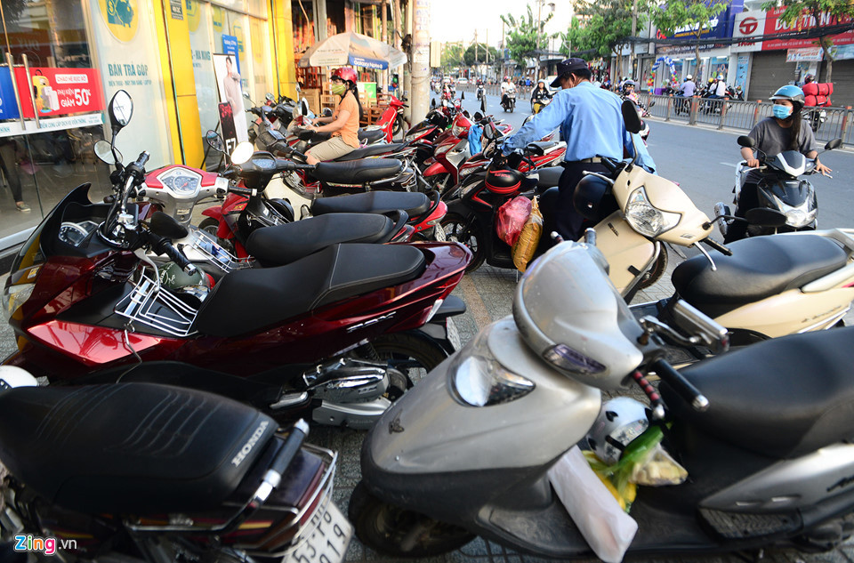 Khu vực giữ xe bên ngoài của các điểm cũng luôn trong tình trạng quá tải. "Bình thường cửa hàng chỉ có một dãy vài chiếc xe máy nhưng 7 ngày qua ngày nào cũng chật cứng. Khách này chưa kịp ra khách đã đứng chờ chúng tôi sắp xếp chỗ", một bảo vệ điểm giao dịch cho hay.