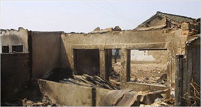 Nhà cửa xung quanh bị phá hủy. (Ảnh: Chosun Ilbo)