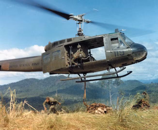 Cuối cùng, không thể không kể đến UH-1 Huey - loại trực thăng được Mỹ sử dụng nhiều nhất trong Chiến tranh Việt Nam, cũng là loại trực thăng "đa dụng" nhất với khả năng làm trực thăng vận tải, yểm trợ hỏa lực, cảnh giới, hậu cần,... Nguồn ảnh: Flickr.