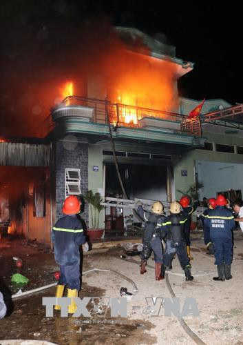 Lực lượng chức năng nỗ lực dập lửa.